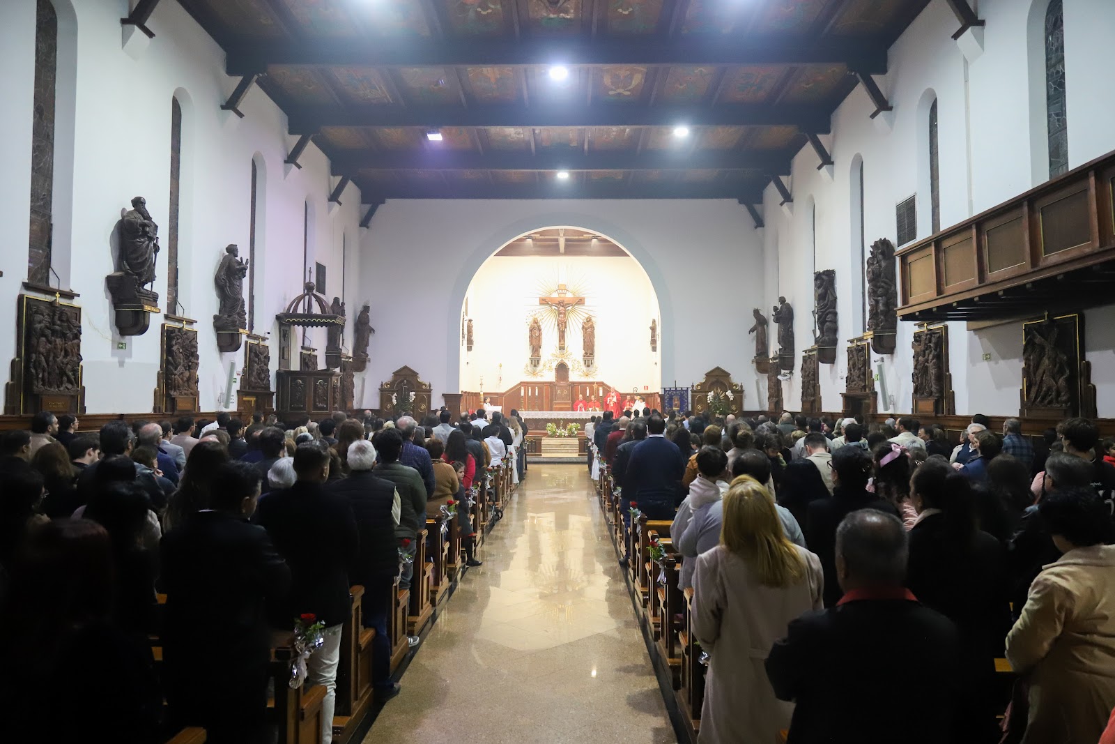 Assembleia reunida na nave da igreja durante a celebração da Crisma de 2026