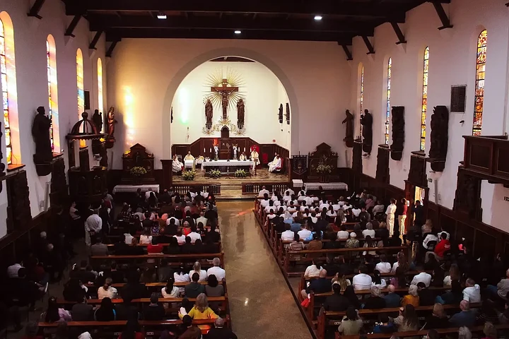 Vista da nave e da assembleia na celebração de Corpus Christi de 2026
